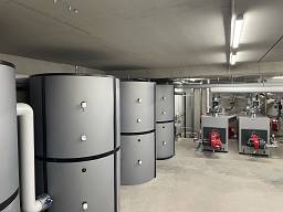 Das Anlagenkonzept umfasst zwei BHKW-Module mit 4 Pufferspeicher.  © Energiepro GmbH
