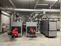 BHKW  dienen der Grundlastwärmeversorgung und werden wärmegeführt gefahren.  Die Laufzeit des BHKW-Moduls beträgt jährlich rd.5800 Vollbenutzungsstunden und deckt ca. 60% des Wärmebedarfs ab.  © Energiepro GmbH