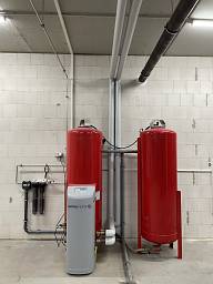 Im Bild wird eine dynamische Druckhaltung (Ausgleich der Druckverhältnisse in der Heizungsanlage) incl. einer Entgasung ( Ausgasung von Mikroblasen aus dem Heizungswasser) sowie einer automatischen Nachspeisung für das Heizungsnetz mit aufbereitetem Wasser nach der Heizanlagenverordnung diese sorgt für ausreichend Wasser und erfüllt den Din EN und der DIN 1988 gestellten  Anforderungen.  © Energiepro GmbH